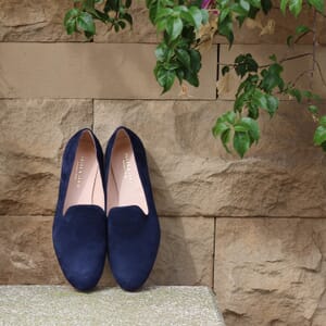 vue portee slippers classiques cuir daim bleu marine Jules & Jenn