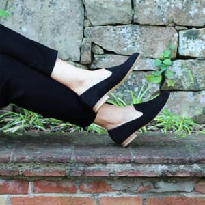 vue portee slippers classiques cuir daim noir Jules & Jenn
