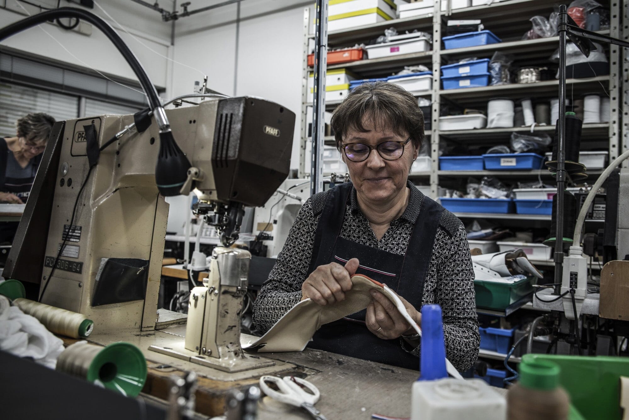 L atelier de fabrication de baskets France Cholet JULES JENN