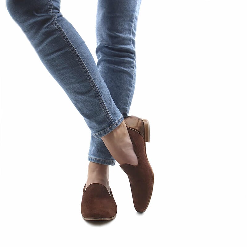 vue portee slippers classiques cuir daim marron metallise jules & jenn