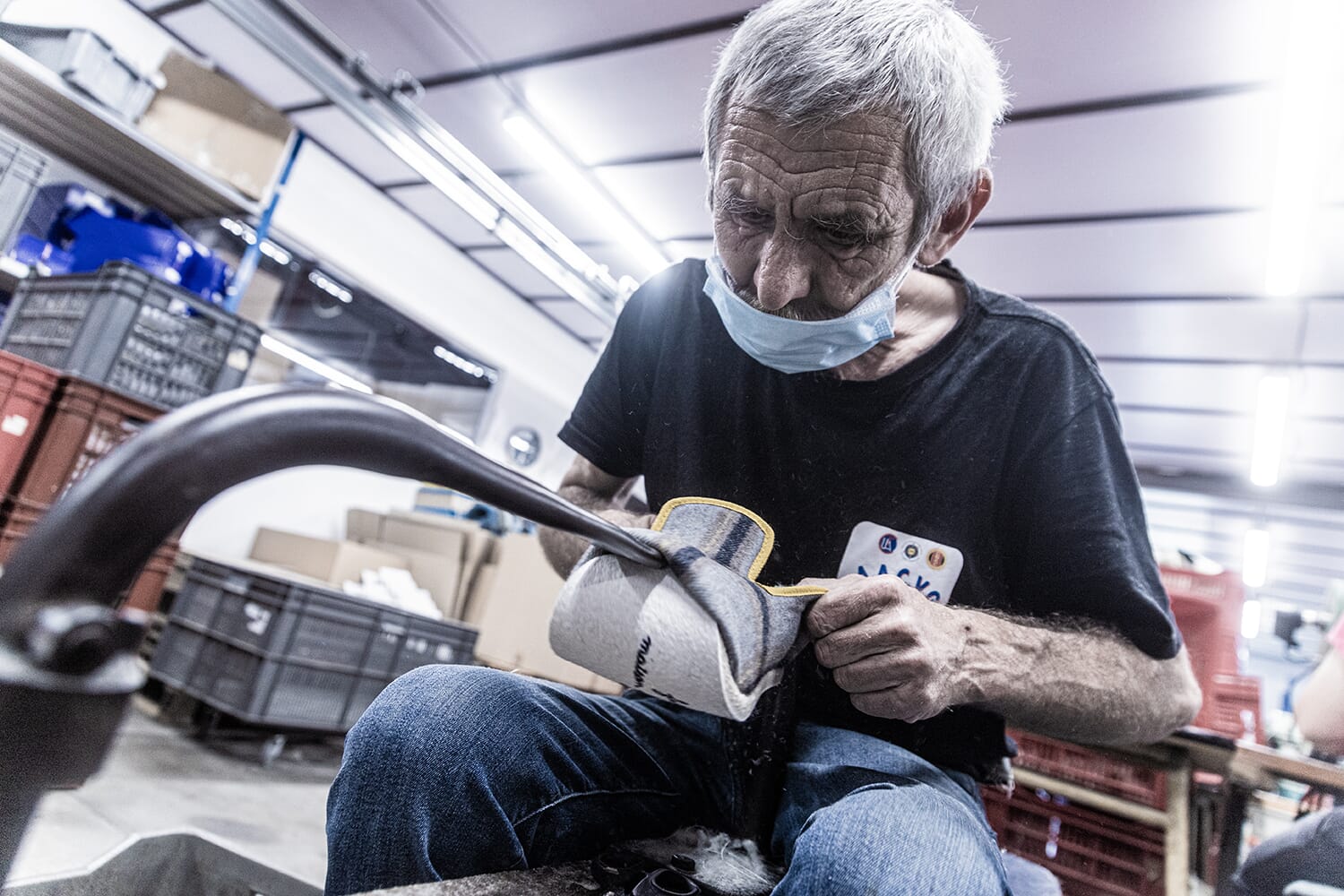 L atelier de fabrication des charentaises France JULES JENN