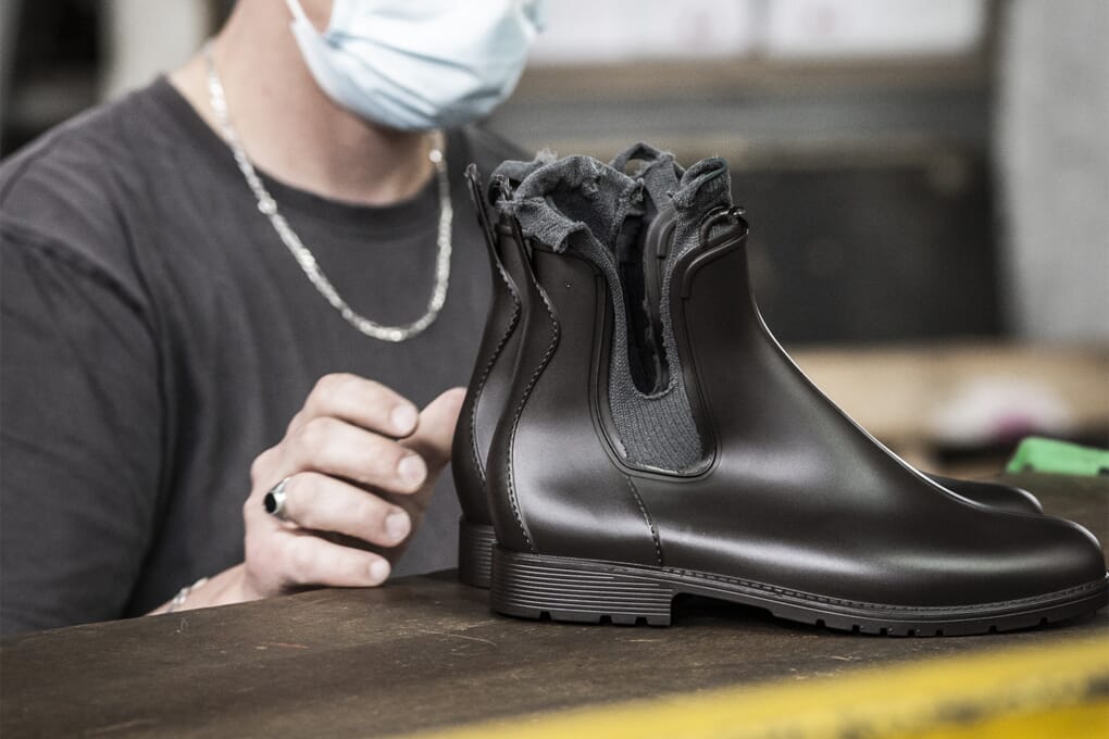 Atelier de fabrication bottines de pluie françaises