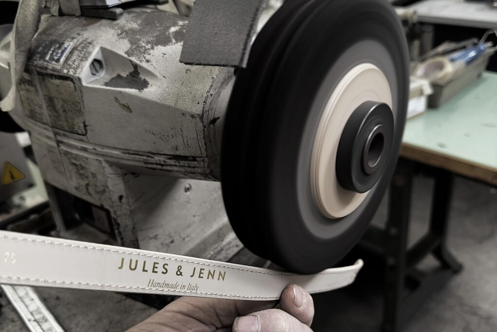 finition tranche atelier confection ceintures cuir italie jules & jenn