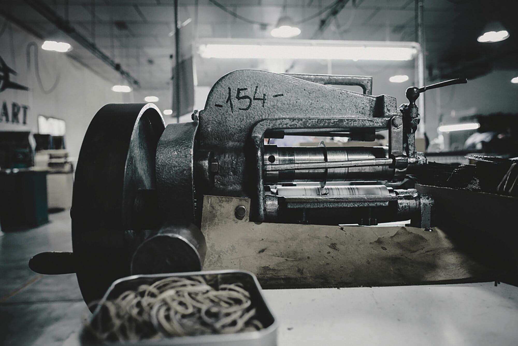 machine atelier confection ceintures cuir italie jules & jenn