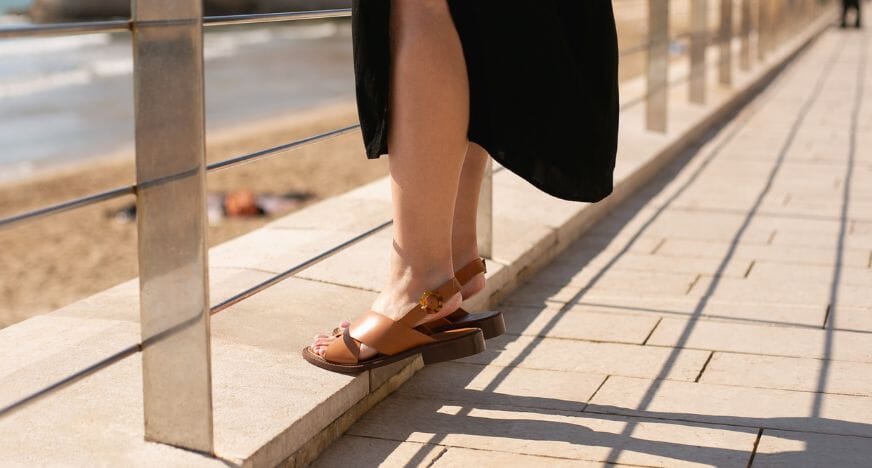 sandales boucle écaille cuir cognac